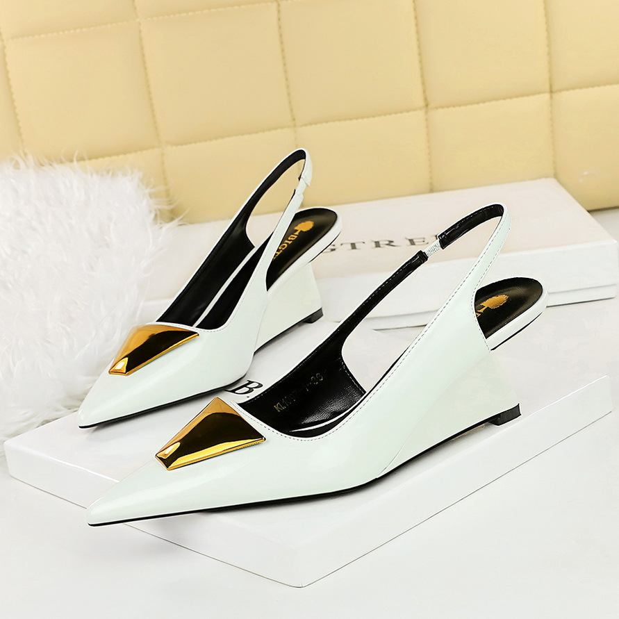 Dámske topánky na vysokých podpätkoch, klinové podpätky, lakovaná koža, dutý zadný remienok, plytký otvor, špicatý kovový zdobený, jednotlivé topánky_voghion.com