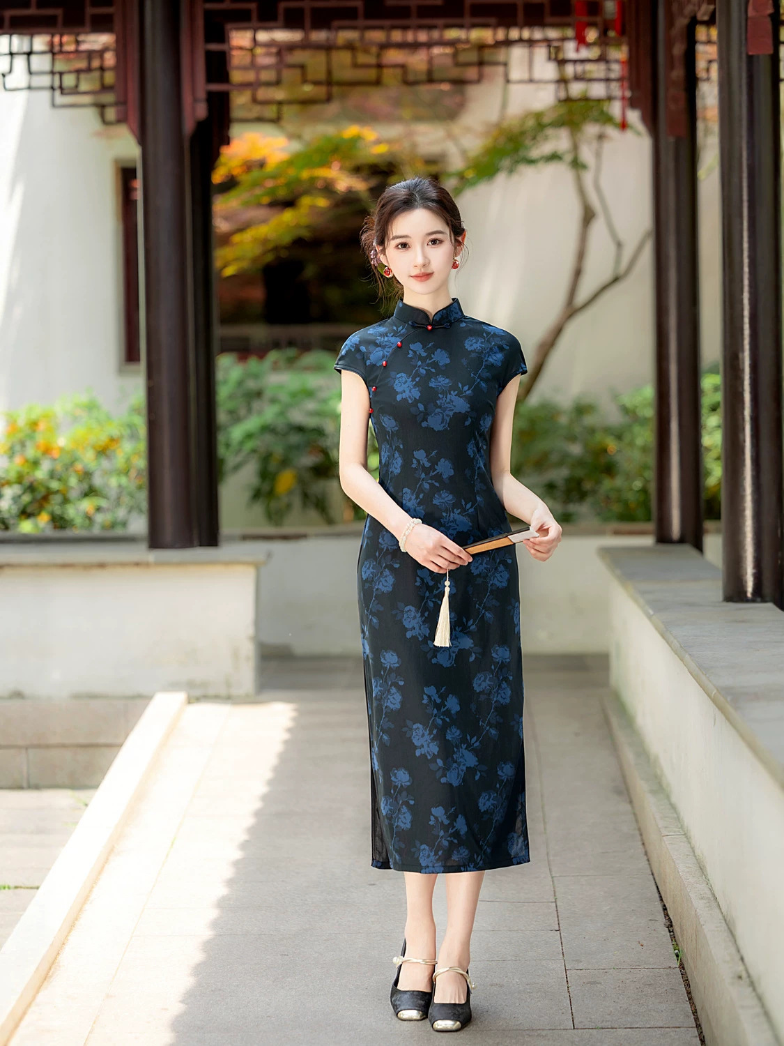 Summer elegant dress with sleeves sleevless