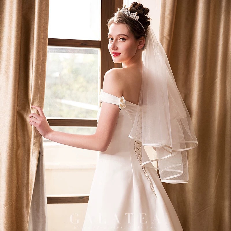 Low-Price Promotional Trimmed Veil in White and Ivory, Fingertip Length, Bridal Wedding Veil with Comb, Short Soft Net Veil Low-Price Promotional Trimmed Veil in White and Ivory, Fingertip Length, Bridal Wedding Veil with Comb, Short Soft Net Veil