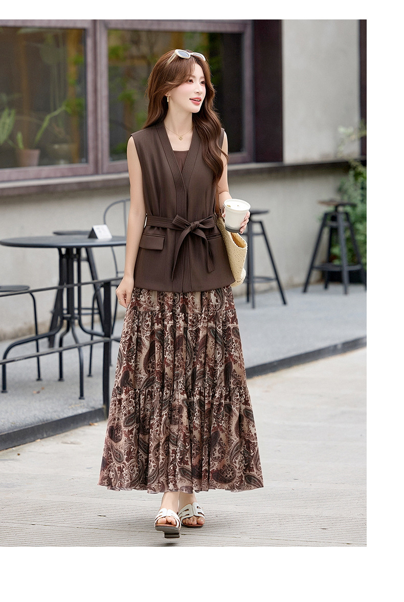 Bộ váy hai mảnh gồm áo vest không tay cổ V và chân váy midi họa tiết hoa, phong cách kỳ nghỉ — màu trắng, màu kaki, màu cà phê chi tiết 26