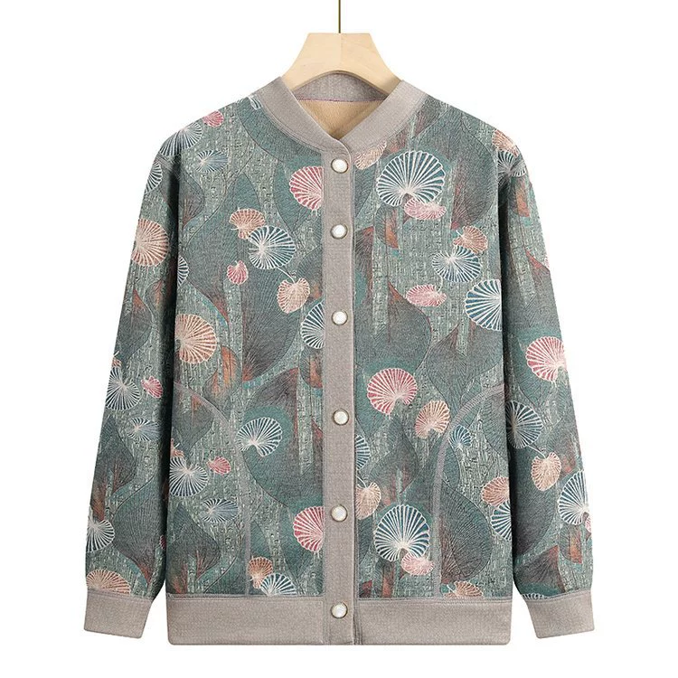 Live-streaming beauty never compromises, and so does short coats.
