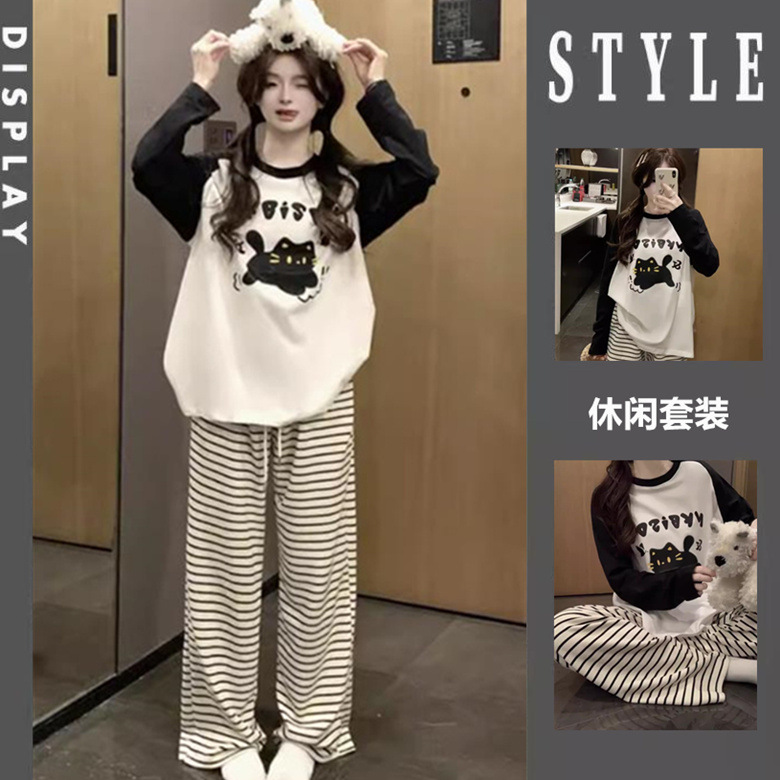 검정색과 흰색의 작은 검은 고양이 얇은 줄무늬 바지 이중 길이