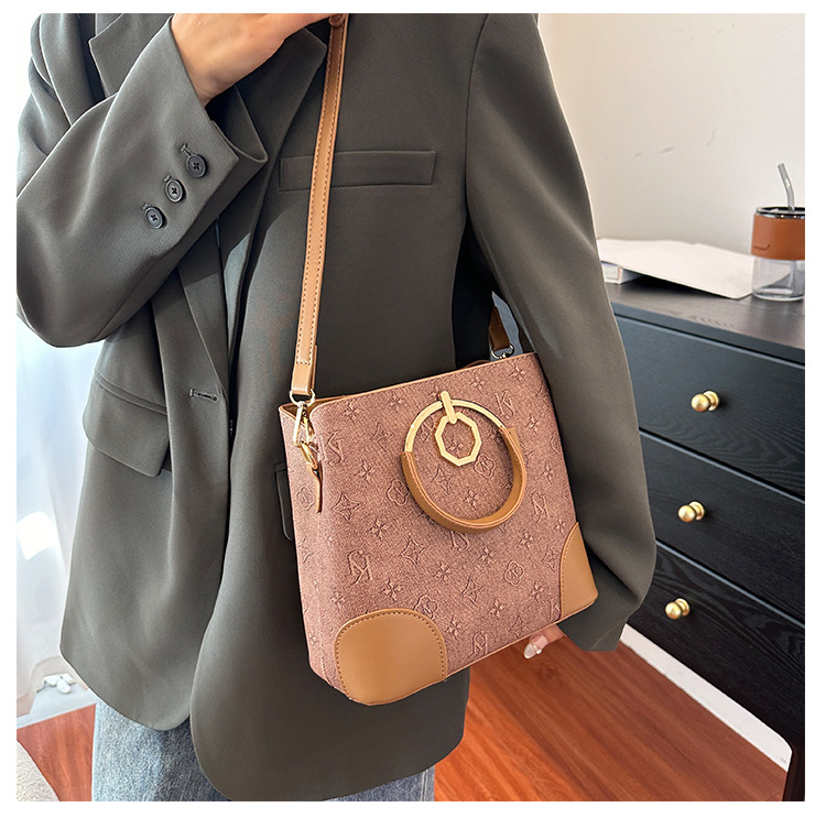 1029g Weight Polyester Lining Material Zipper Closure Type Single Shoulder Strap Strap Type Crossbody Bag Bags Type Casual, Daily, Shopping Occasion Pu Leather Material Letter Pattern All Seasons Season Women's Gender Classic Style Style Bucket Shape Women's Pu Leather Letter Classic Style Bucket Zipper Crossbody Bag 8
