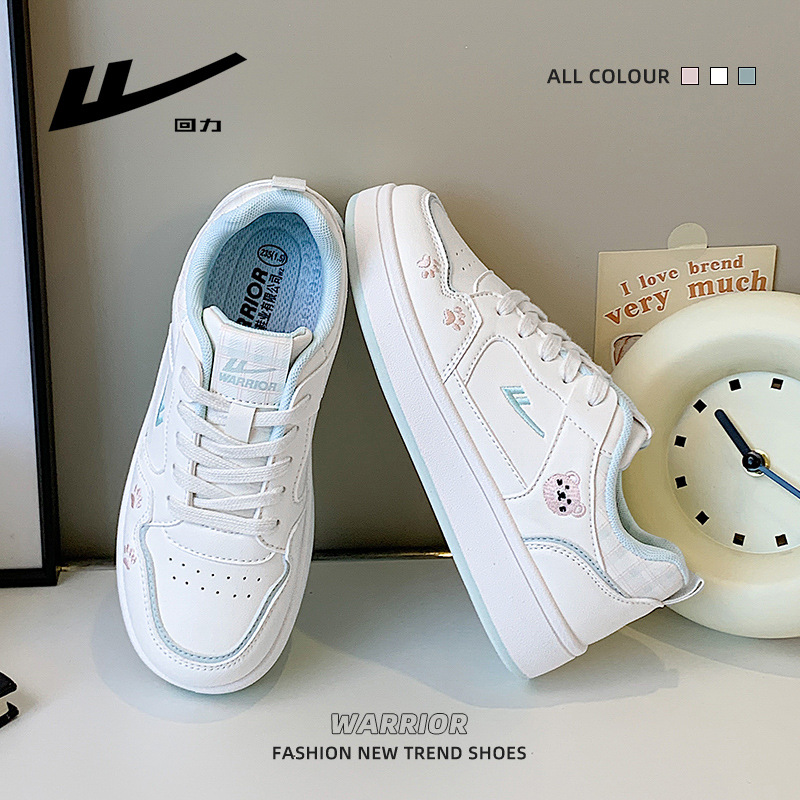 Pequeños zapatos de skate casuales frescos y lindos de alto bajo rendimiento, zapatos blancos con bordado universal, zapatos de viaje diarios simples para estudiantes de secundaria