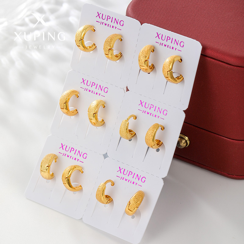 Xuping aleación de moda chapado 24k color esmerilado nicho de diseño simple de alta sensación ligera orejas de lujo personalizadas para mujeres