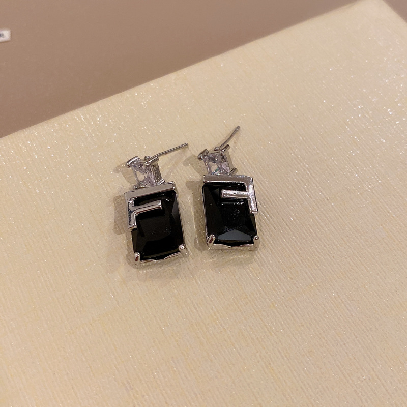 Aguja de plata Zircon en forma de U plisada pendientes curvados personalizada estilo frío serie de plata pendientes simples nichos pendientes de temperamento