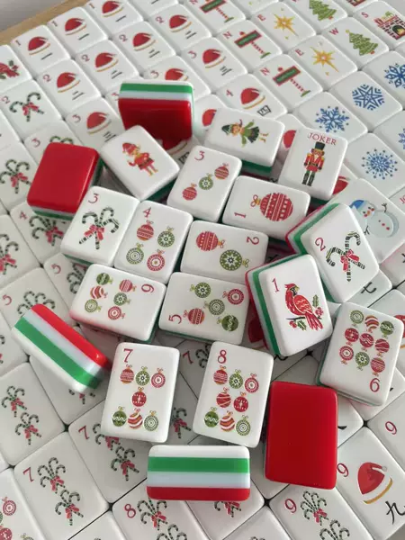 Christmas-themed American-style mahjong tiles, made of acrylic material, holiday decoration style, hand-crafted mahjong tiles, portable design