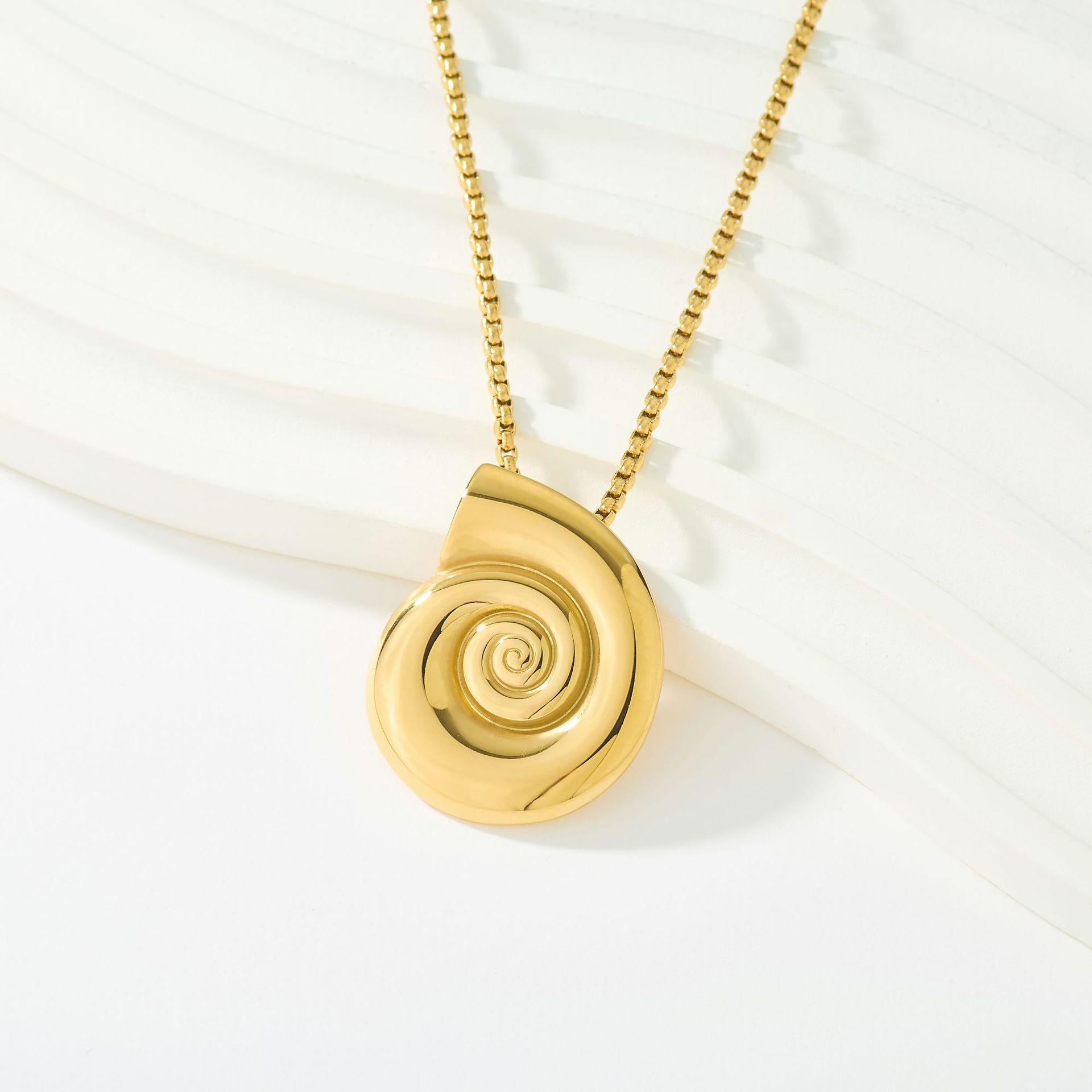 Colar torque elegante banhado a ouro 18k cadeado de concha_voghion.com