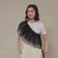 Короткий дизайнерский плащ, аксессуар, тренд сезона, европейский стиль.