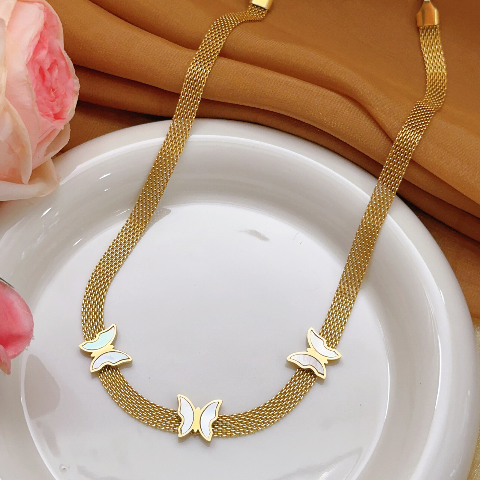Cadena de cuchillas de venta caliente transfronteriza europea y americana mariposa concha blanca collar retro colgante tejido simple pendientes mujeres moda de lujo ligero