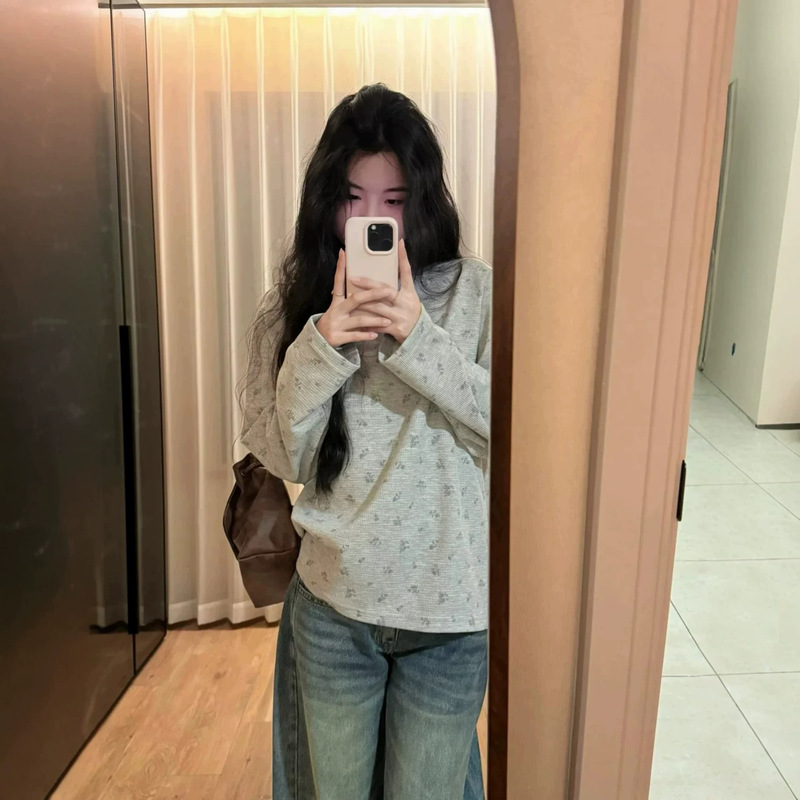 Korean-style floral print round-neck button-down long-sleeve T-shirt, women's early autumn new collection, loose-fitting and slimming, versatile basic top Korean-style floral print round-neck button-down long-sleeve T-shirt, women's early autumn new collection, loose-fitting and slimming, versatile basic top
