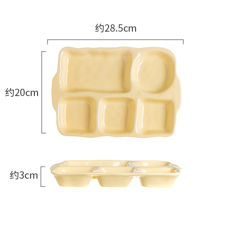 양손으로 집은 커스터드가 들어간 이중 귀 5칸 디너 접시