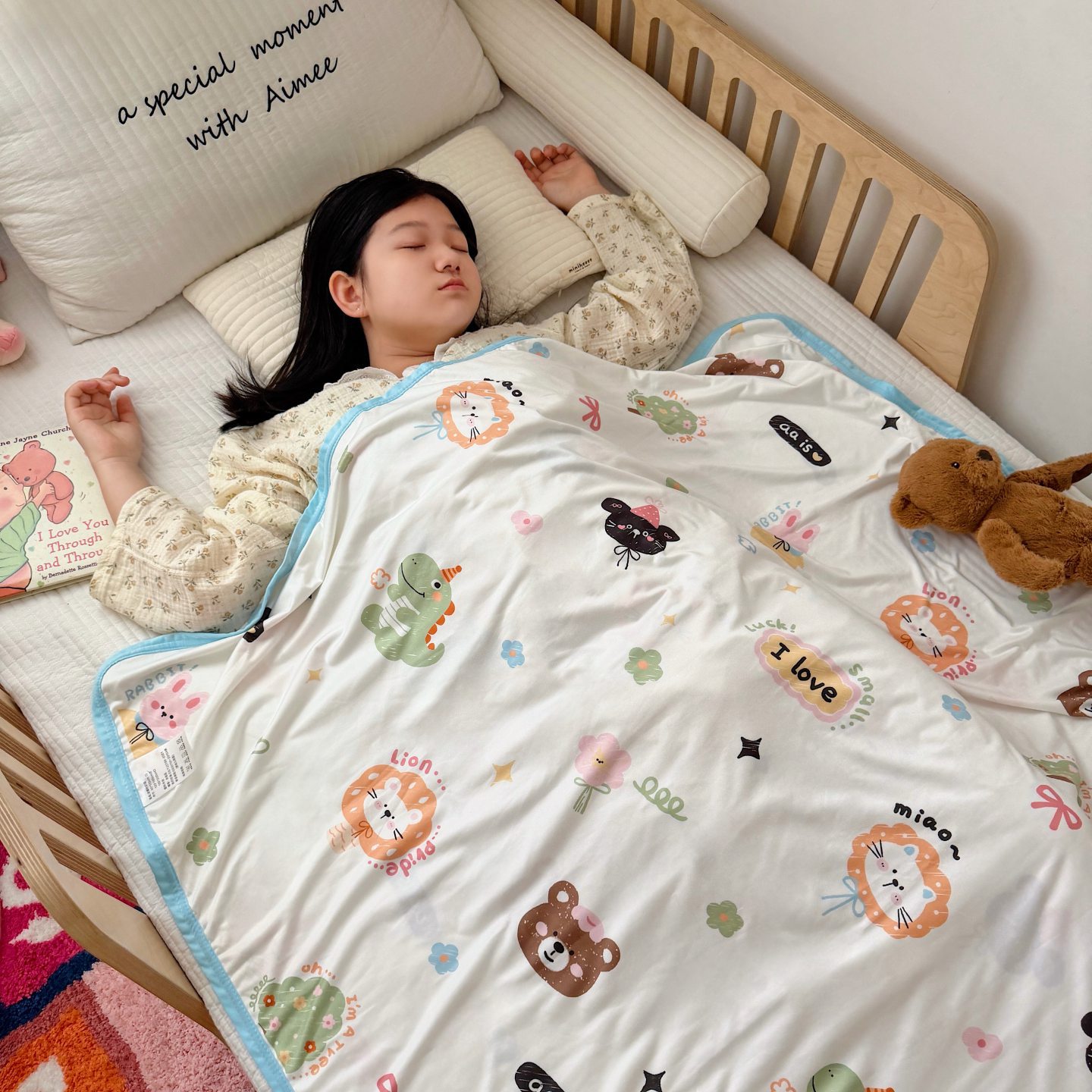 Animal world / 80cmx110cm knitted throw blanket
