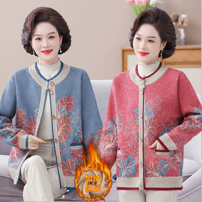 Бабушка одевается осеннее пальто для пожилых людей