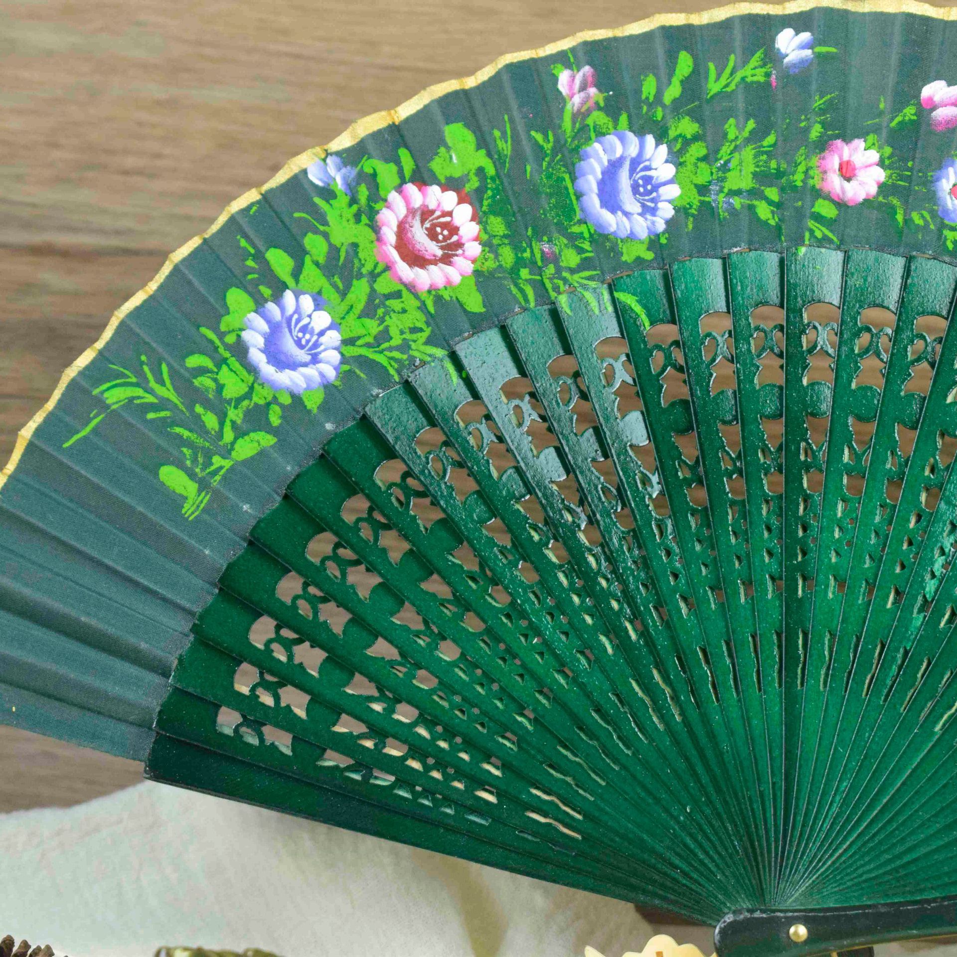 Exquisita tela de seda de borde estampado de alta calidad pintada a mano ventilador de madera español ventilador de regalo hueco ventilador de madera brillante
