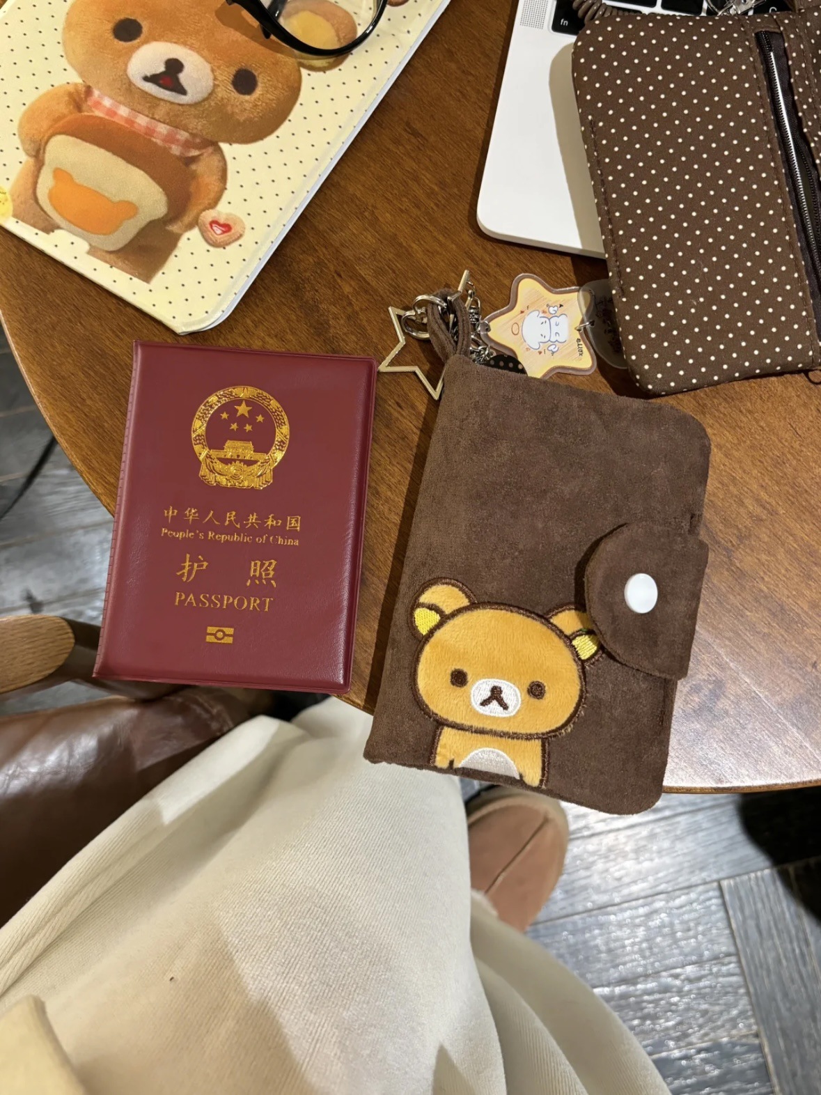 스웨이드 리락쿠마 여권 가방