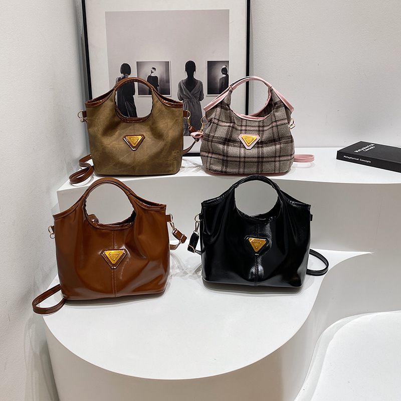 Bolso de mano de textura para mujeres 2024 otoño y invierno nuevo estilo retro de moda empalme de gran capacidad de viaje de hombro bolso de mujer