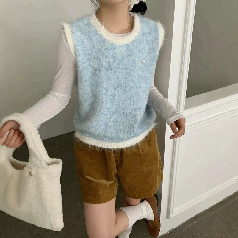 Early autumn outfit: Color-blocked, soft alpaca wool vest for women, layered with a knitted vest, round-neck top, new autumn collection Early autumn outfit: Color-blocked, soft alpaca wool vest for women, layered with a knitted vest, round-neck top, new autumn collection