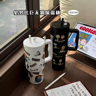 Snoopy new handle car cup insulation ice cup car outdoor portable large capacity suction pipe cup wholesale