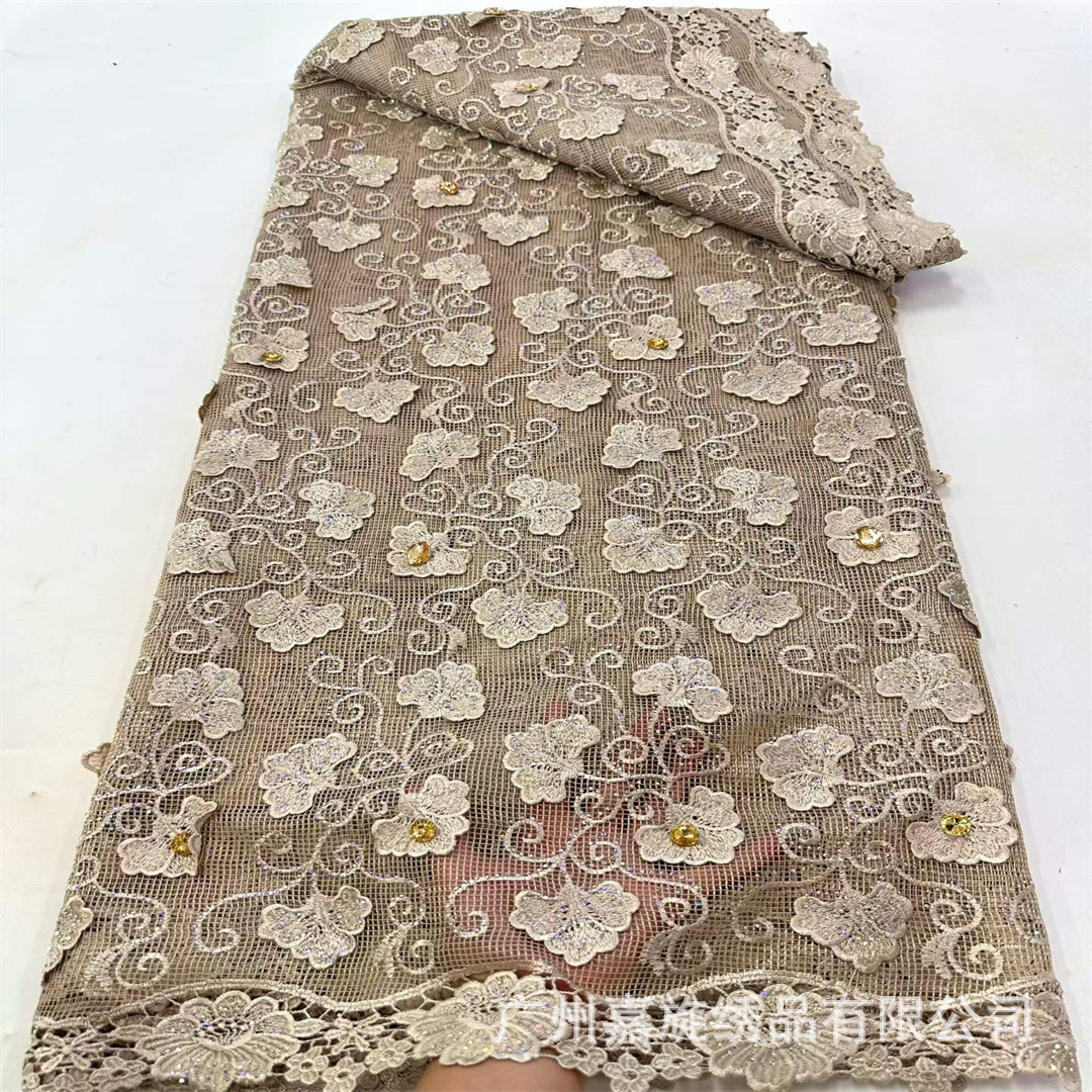 Tela bordada con base de malla cuadrada pequeña, con bordado floral y pedrería, tela de bordado de moda africana con diseño calado soluble en agua para cheongsam. image 7