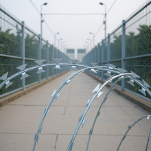 定制镀锌刀片刺绳小区防盗隔离铁丝网机场防攀爬不锈钢刺丝滚笼