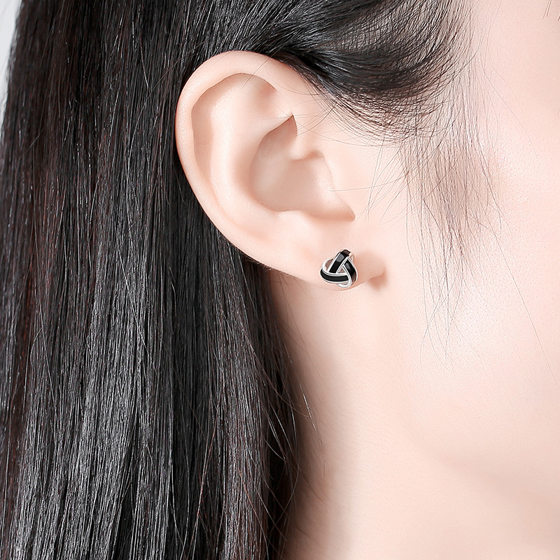 S925 plata esterlina geométrica tridimensional triángulo Stud pendientes hombres y mujeres estilo japonés y coreano moda entrelazada Ruyi nudo pendientes al por mayor