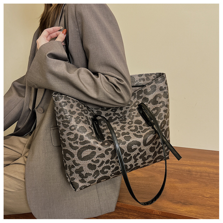 New Large-capacity Handbags Handbags Trendy Fashion Leopard Print Single Shoulder Tote Bag display picture 1