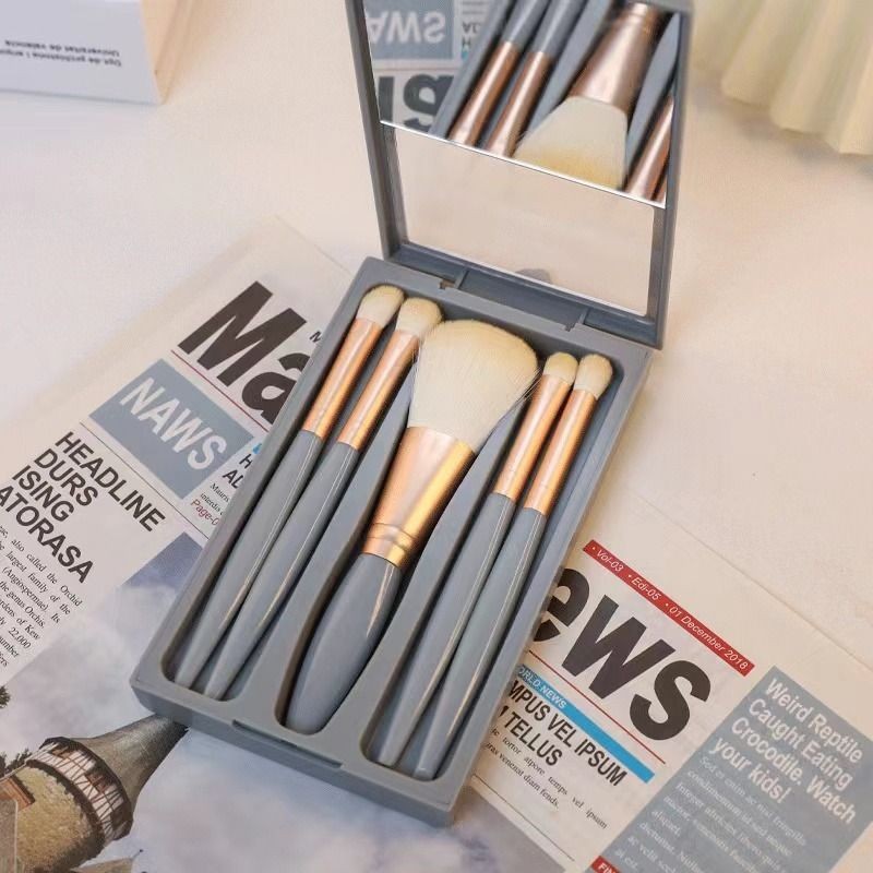 Nuevo cinco con espejo cepillo de maquillaje portátil de pintura a granel cepillo de blush cepillo mini caja de espejos de viaje cepillo portátil