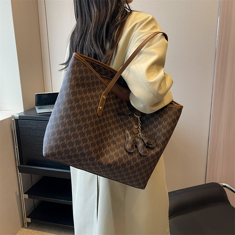 Bolso de alta sensación para mujeres 2025, nuevo tipo de bolso de mano, bolso de viaje de moda universal, bolso de hombro de gran capacidad