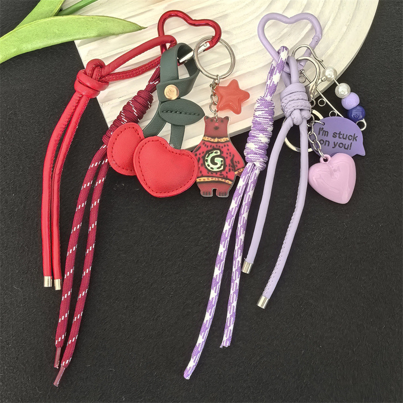 Llavero de cuero estilo MIU con colgante de estrella de fresa, accesorio de alta gama para llaves de coche.