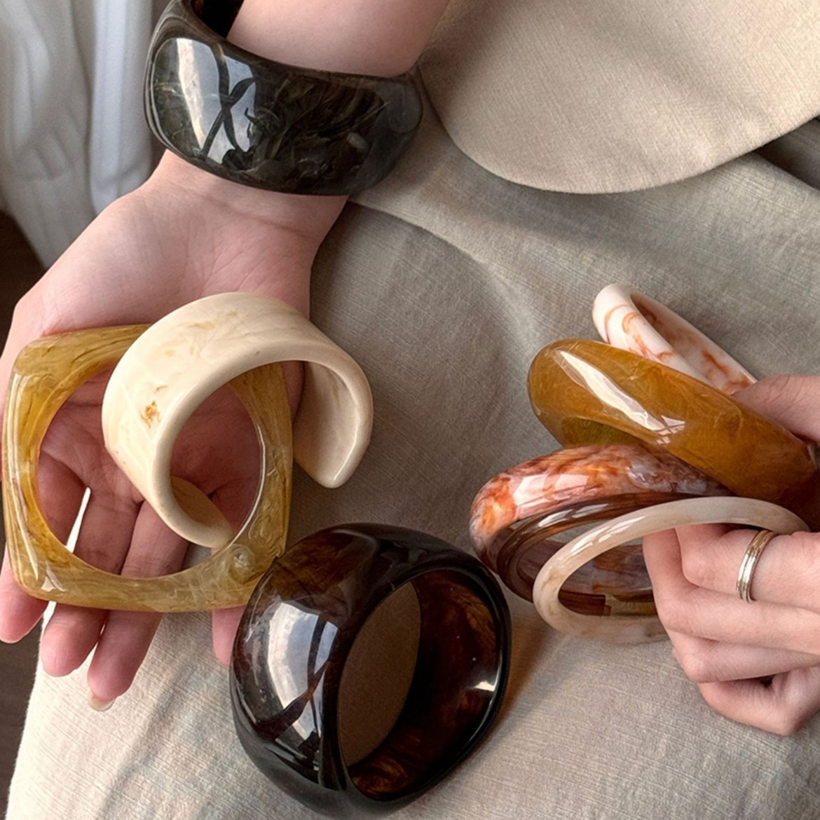 Pulsera de superficie ancha ondulada irregular europea y americana, pulsera de viaje simple y de moda de todo fósforo, joyería de sentido avanzado de nicho