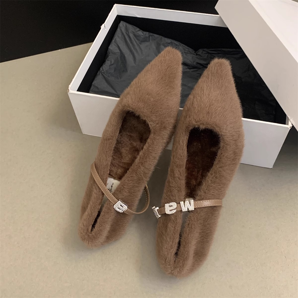 2023 Autunno/inverno Nuova edizione coreana a punta acqua diamante scarpe di peluche per le donne con peluche e stile fata suola piatta scarpe singole_voghion.com