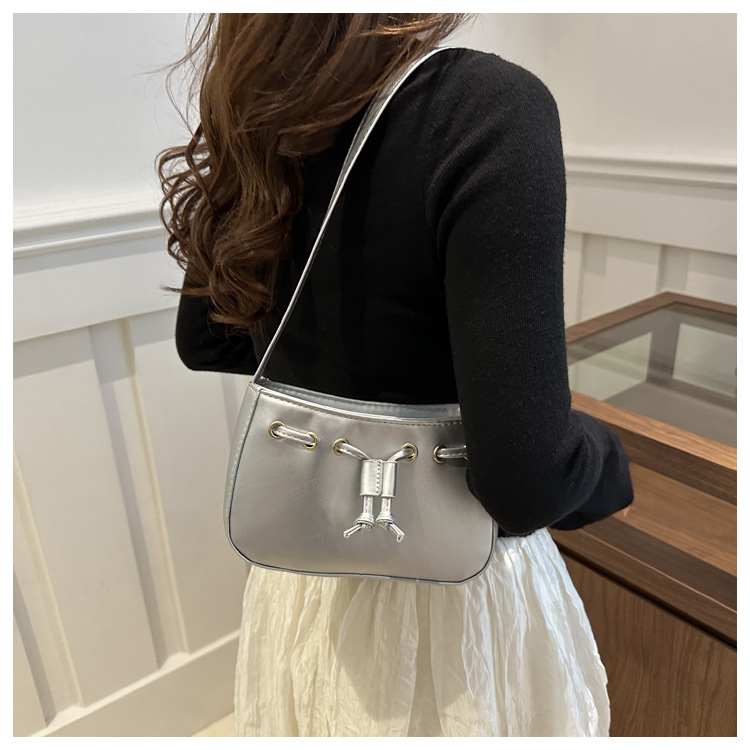 The new autumn/winter 2024 collection of women's bags features a retro and simple Korean-style underarm bag. This year, hand-held bags are in vogue, exuding a sense of sophistication undefined