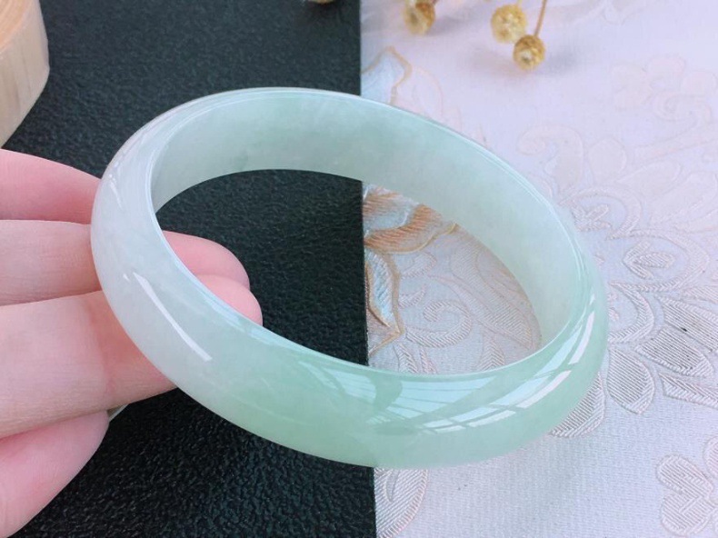 Vòng tay ngọc bích Miến Điện nữ chính hãng băng sáp đơn sắc trong suốt loại A (đường kính 52–64 mm) chi tiết 4