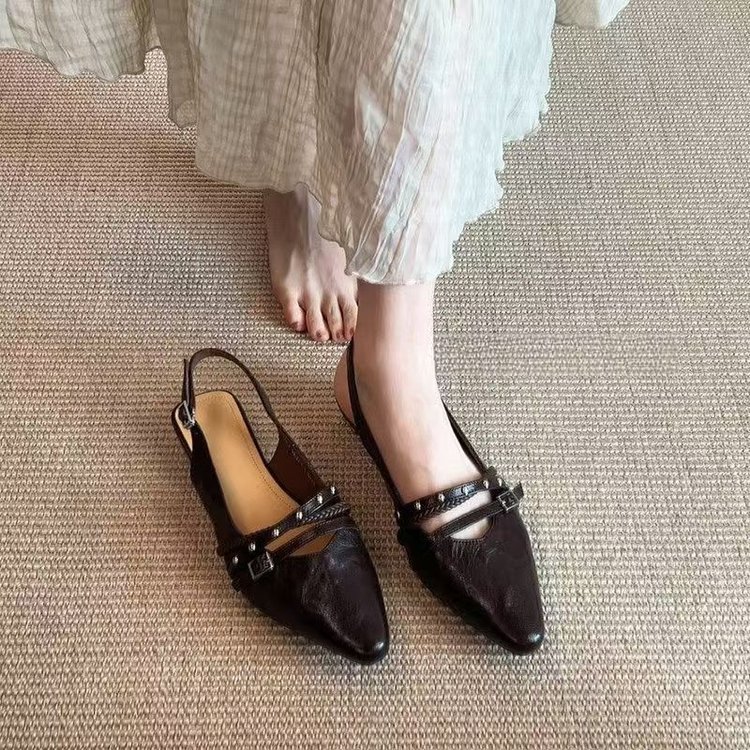 Vintage remaches de punta sandalias de cabeza para mujeres 2026 nuevo zapato plano con hebilla trasera vacía de viaje suave zapatos