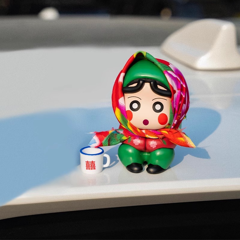 Decoración de coche Cuihua Village Flower Crayon Shin-chan Creativo Coche con decoración de celebridades de Internet Coche eléctrico Muñeca divertida Cola