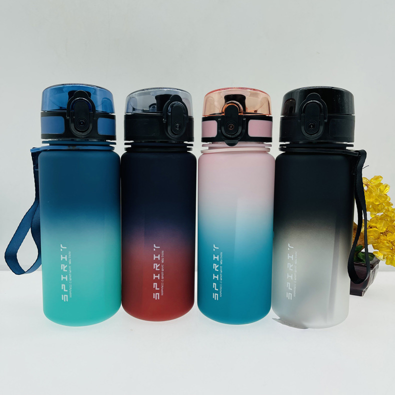 Amazon venta caliente deportes espacio taza de plástico esmerilado con barrera de té taza de agua portátil graduada para estudiantes masculinos y femeninos