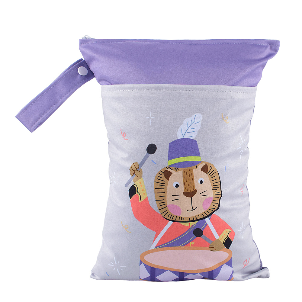 북을 치는 귀여운 사자