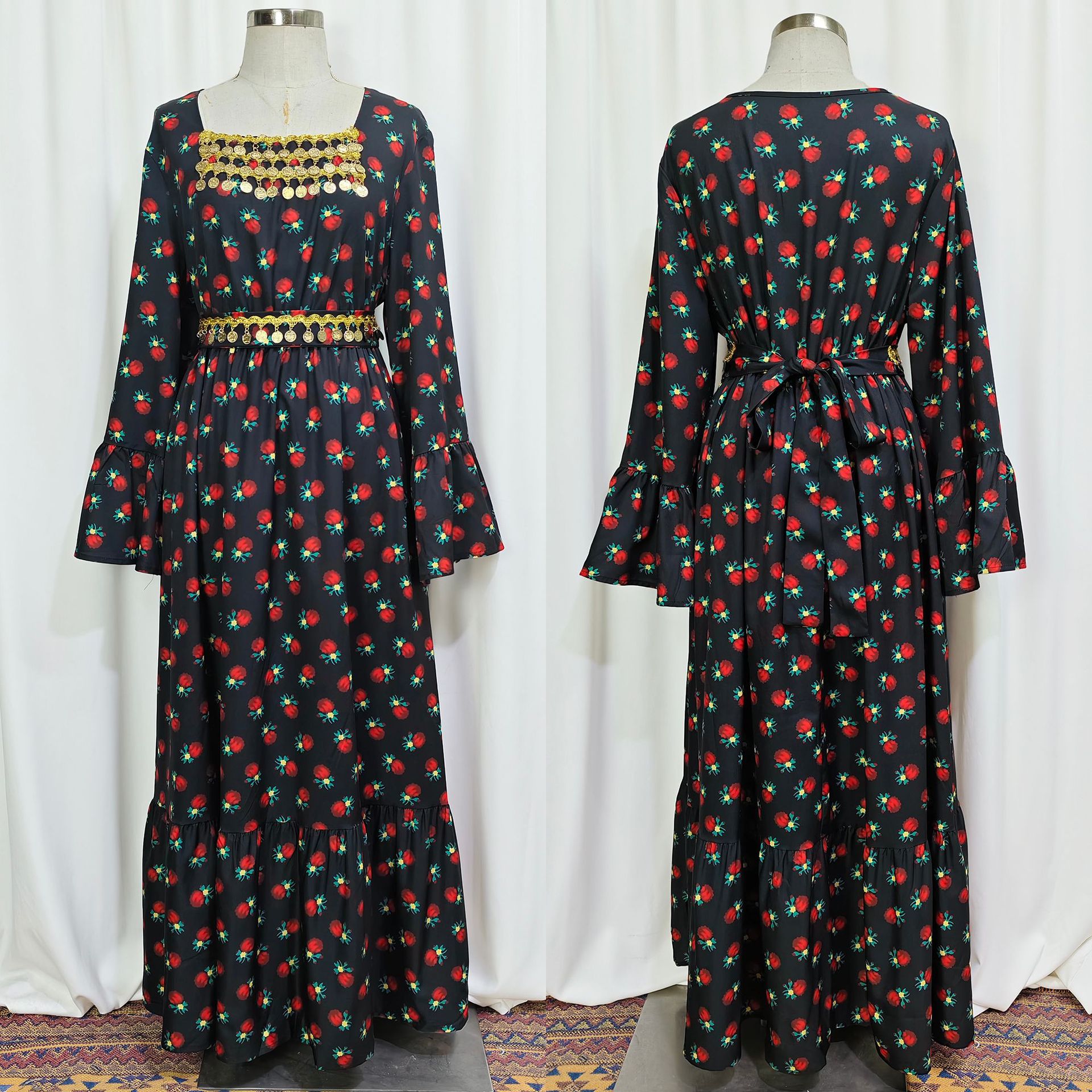 Elegante abaya nera con maniche a svasata e design stampato_voghion.com