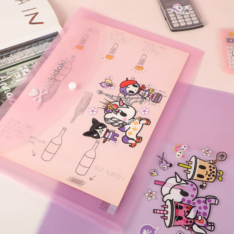 Папка-конверт Qingyifang Tokidoki TR-EMB0052, розовая прозрачная горизонтальная на кнопке, мультяшный принт