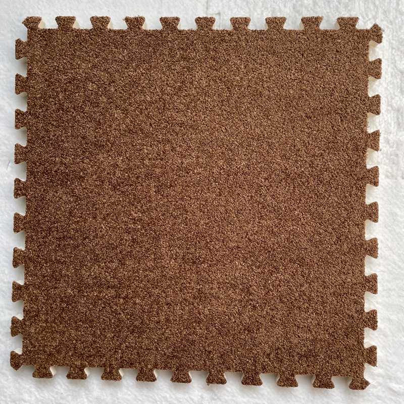 アリの絨毯をつなぎ合わせて、毛の絨毯の泡のマットを敷きます。