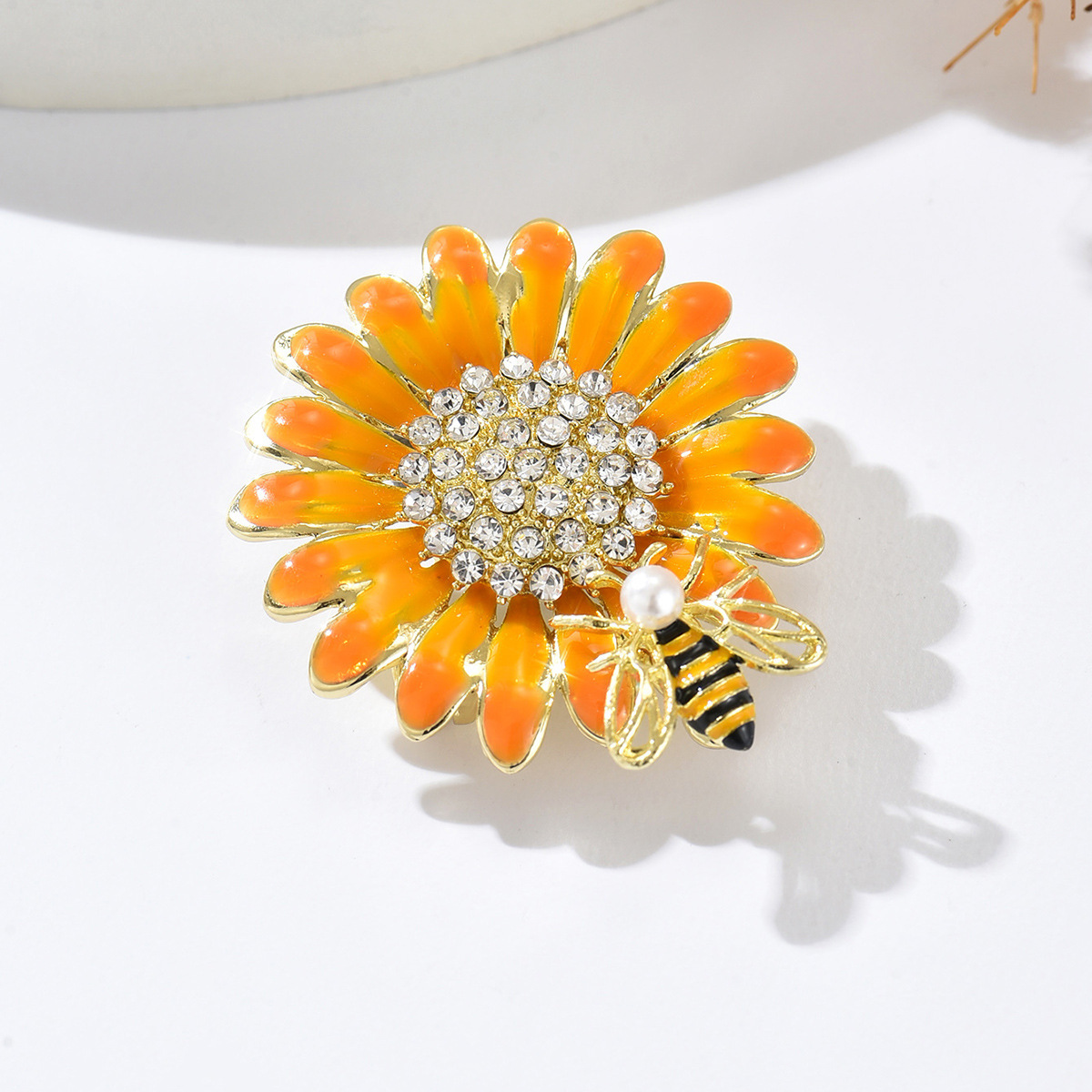 Spilla minimalista a forma di ape e margherita accessorio per donna_voghion.com