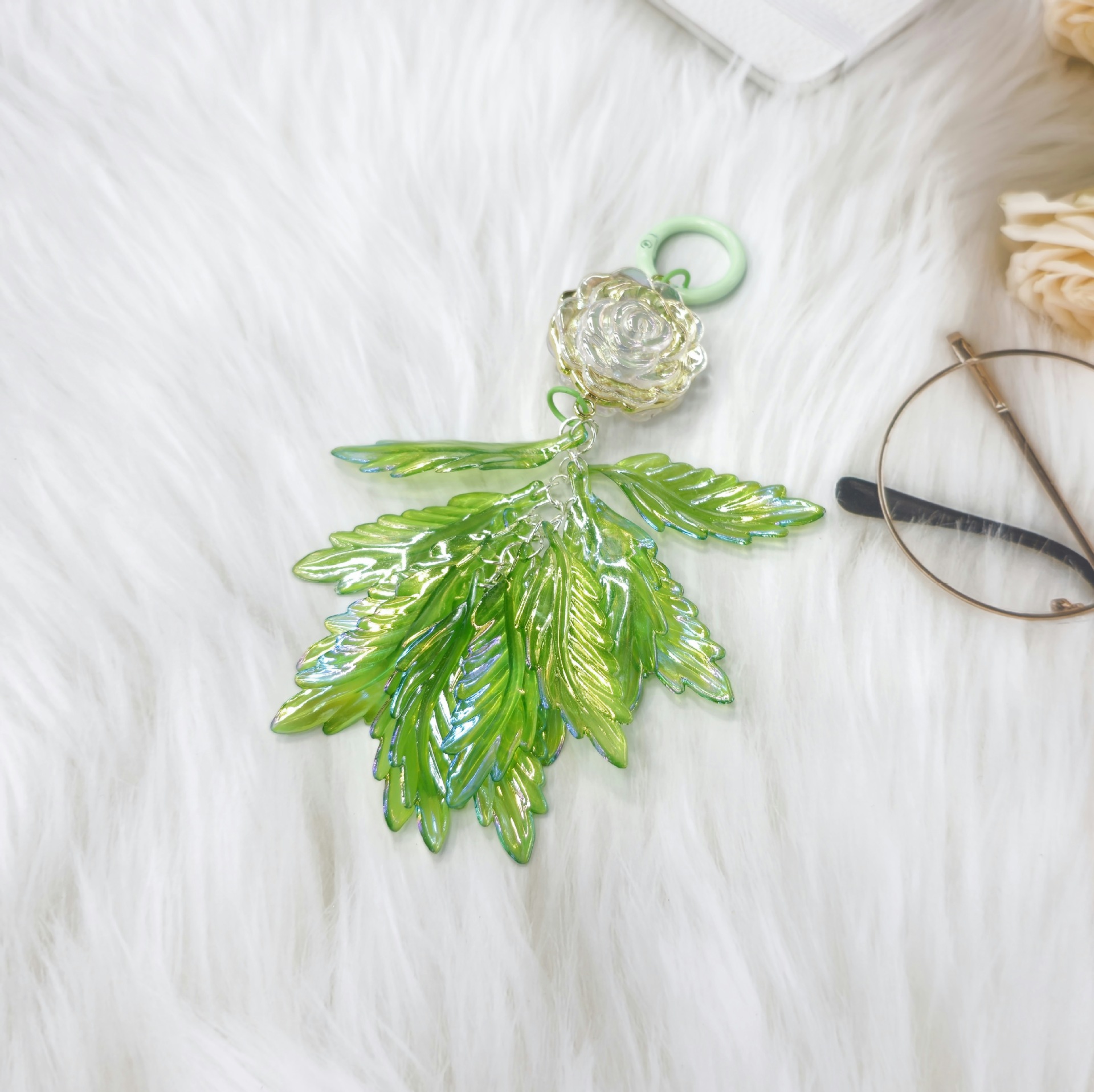 2023 nueva hoja pluma llavero colgante Cadena de teléfono móvil pequeño color fresco color sólido accesorios auricular caso bolsa colgante