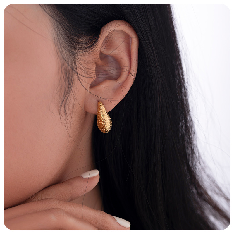 Tina transfronteriza 18K golpes de oro peras de gota de agua pendientes de moda femenina temperamento retro auriculares de acero inoxidable