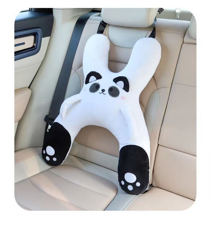 車の上で枕を抱いて子供の車の上で後列に寝ます。|undefined