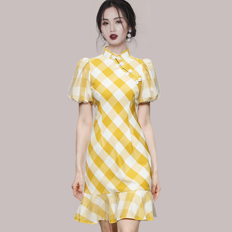 夏季格子旗袍连衣裙改良版2023年新款新式国风气质盘扣裙子设计感