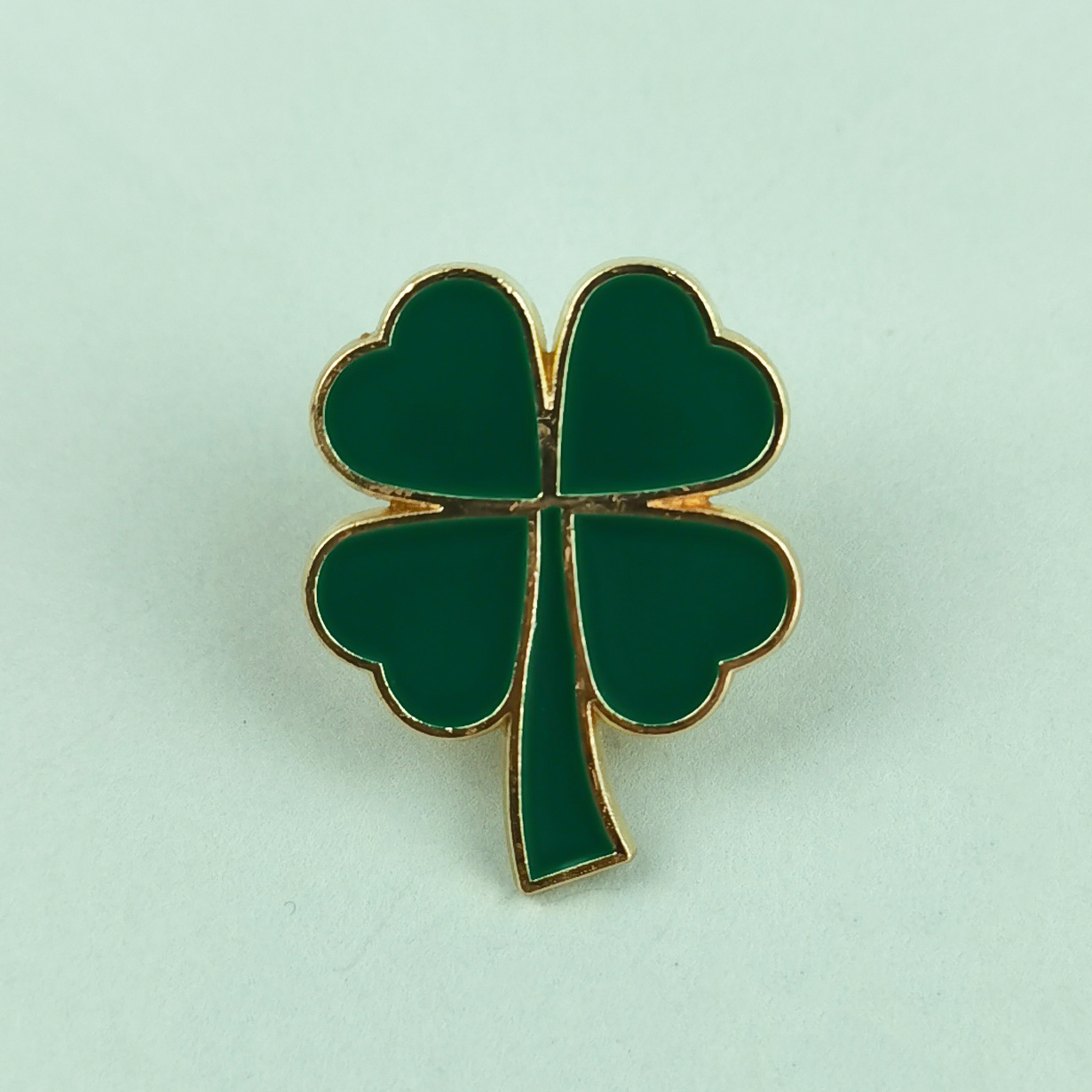 Lucky Clover Broche Aleación Gota Aceite Ropa Bolsos Pin Accesorios Chicas Joyas lindas Insignias al por mayor