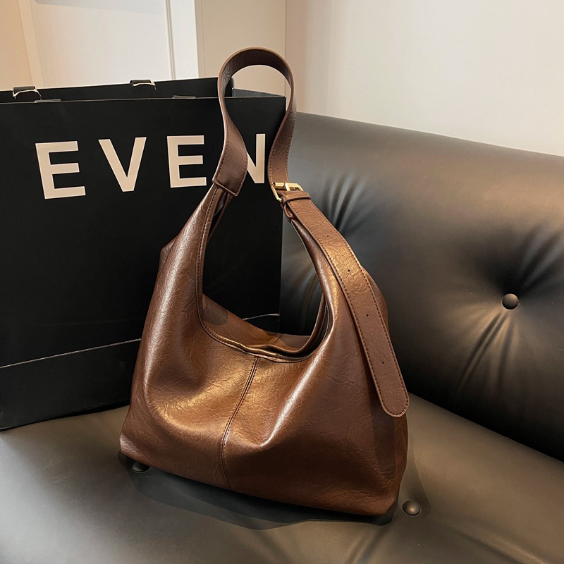 Bolsa de gran capacidad para mujer Otoño e Invierno retro 2023 nuevo todo partido hombro crossbody bolsa de cubo bolsa de viaje de clase