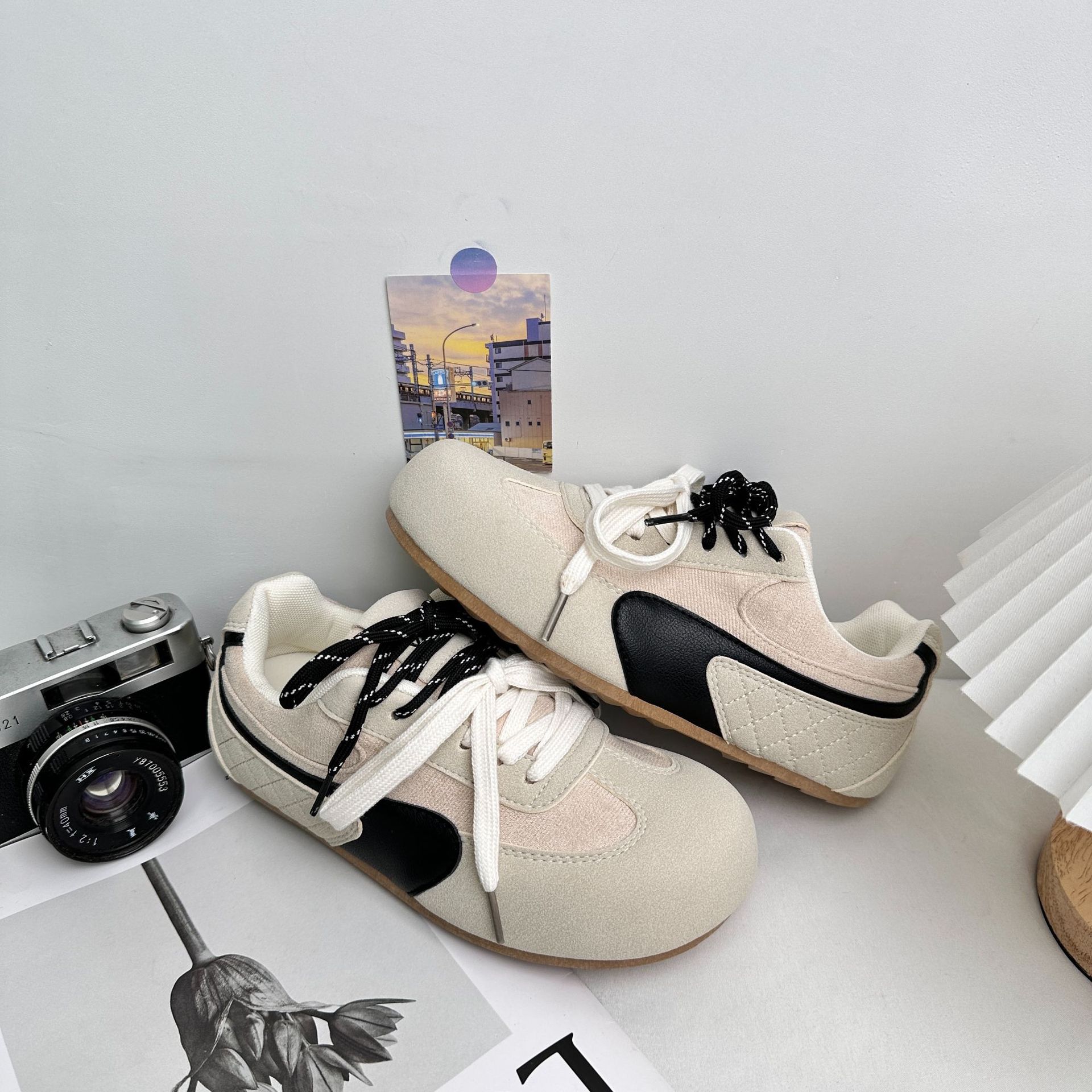 Yuanbo 2025 primavera y verano nuevos zapatos de entrenamiento de estilo de mujer zapatos de patinaje de altura baja, zapatos de lona deportivos casuales coreanos
