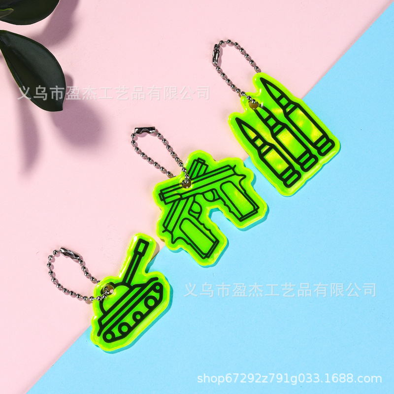 Factoria directa de llaveros reflectantes armas colgantes tanque bala modelado llaveros de PVC reflectantes advertencia de noche